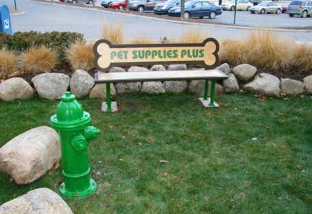 Pet Supplies Bench display